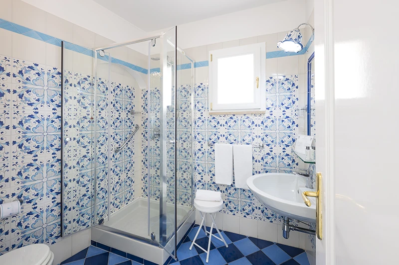 https://www.palazzotalamo.it/wp-content/uploads/2025/02/talamo-De-Luxe-matrimoniale-bagno4-amalfi-coast.webp