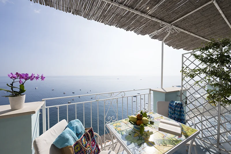 https://www.palazzotalamo.it/wp-content/uploads/2025/02/talamo-De-Luxe-matrimoniale-terrazzo11-camere-amalfi-coast11.webp