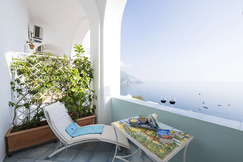 https://www.palazzotalamo.it/wp-content/uploads/2025/02/talamo-De-Luxe-matrimoniale-terrazzo3-amalfi-coast11.webp