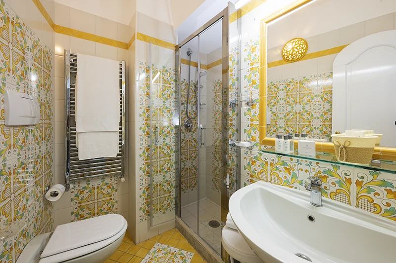 https://www.palazzotalamo.it/wp-content/uploads/2025/02/talamo-positano-superior-bagno-camere-amalfi-coast10-2.webp