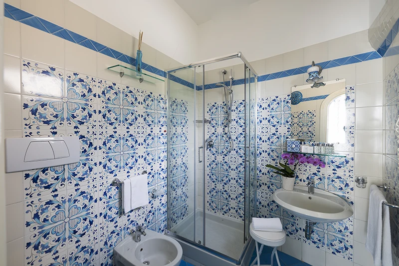 https://www.palazzotalamo.it/wp-content/uploads/2025/02/talamo-positano-superior-bagno3-camere-amalfi-coast10-5.webp