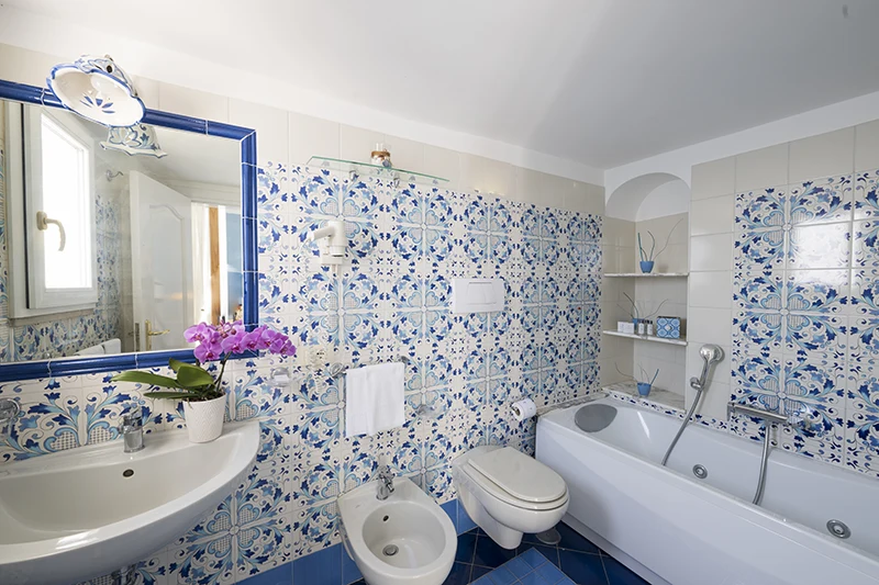 https://www.palazzotalamo.it/wp-content/uploads/2025/02/talamo-positano-superior-bagno4-camere-amalfi-coast10-1.webp